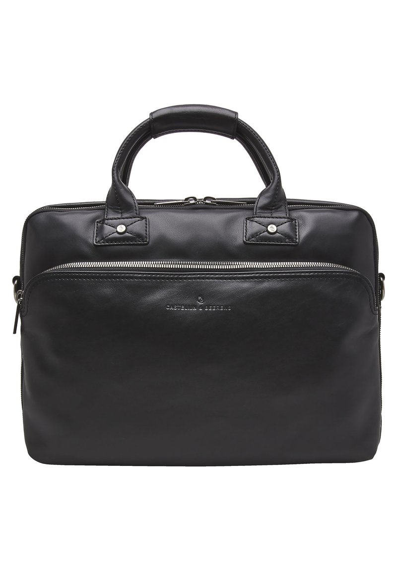 Zwart lederen aktetas met handvatten aan de bovenkant. Bevat een voorvak met ritssluiting en hardware in zilverkleur. Glad textuur, rechthoekige vorm.