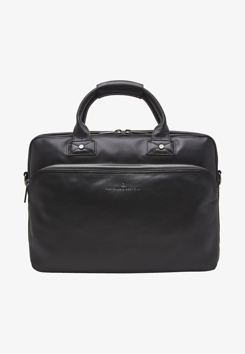 Zwart lederen aktetas met handvatten aan de bovenkant. Bevat een voorvak met ritssluiting en hardware in zilverkleur. Glad textuur, rechthoekige vorm.