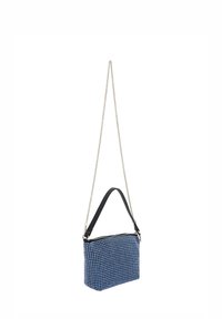 Blå och svart rutigt tyg crossbody-väska med ett silverkedjehandtag och ett svart läderhandtag på toppen; dragkedjeförslutning, rektangulär form.
