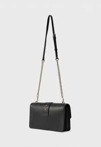 Μαύρη δερμάτινη τσάντα ώμου με αλυσίδα, ορθογώνιο σχήμα, εμπρόσθιο καπάκι, κούμπωμα με κουμπί και διακοσμητικά καρφιά στο καπάκι.