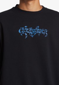 Schwarzer Sweatshirt mit einem markanten blauen Grafiklogo auf der Brust, aus weichem Baumwollstoff gefertigt. Klassisches Rundhals-Design.