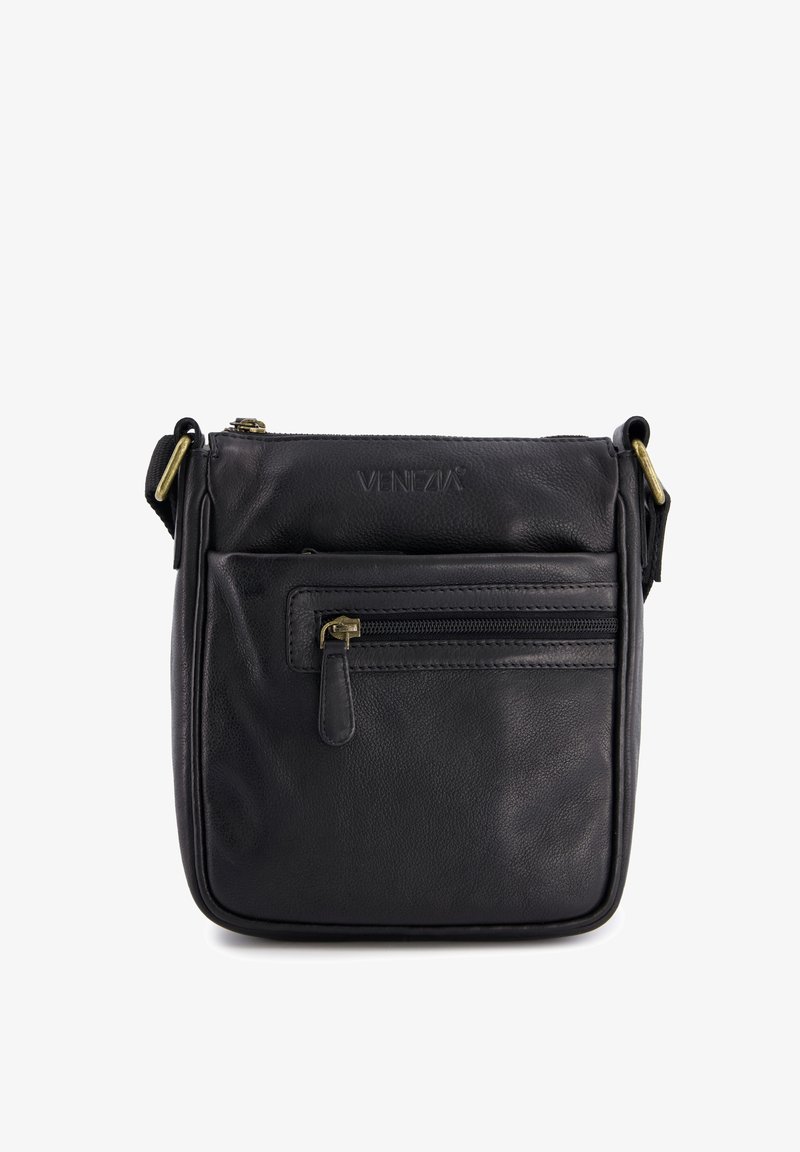 Černá kožená crossbody taška se zipovým uzávěrem a přední kapsou, s pozlacenými prvky a hladkou texturou. Logo je embosováno na přední straně.