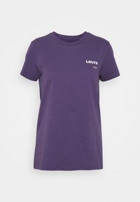 Fialové bavlněné tričko s krátkým rukávem, kulatým výstřihem a výrazným bílým logem Levi's na levé straně hrudi. Hladká textura.