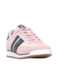 Zapatillas de ante rosa con acentos en navy, que presentan una entresuela blanca, una suela de goma con patrón y la marca "Teddy Smith" en el lateral.