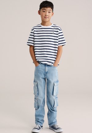 Wit en marineblauw gestreept T-shirt met korte mouwen, gecombineerd met lichtblauwe cargobroek met meerdere zakken en een casual sneakerontwerp.