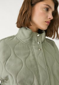 Stradivarius Übergangsjacke - khaki