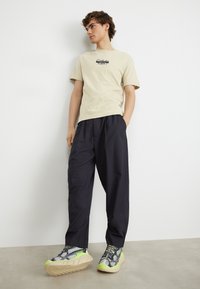 Calvin Klein CUT THROUGH LOGO - T-shirts med print - eucalyptus