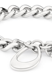 Bracelet en métal argenté avec des maillons arrondis, doté d'un fermoir ovale décoratif. Sa texture lisse et sa finition polie accentuent son éclat.