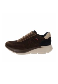 Scarpa sportiva marrone con parte superiore in rete, dettagli in suede e suola di colore crema. Presenta una chiusura con lacci e un dettaglio del logo del marchio.