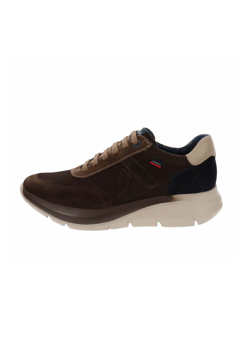 Scarpa sportiva marrone con parte superiore in rete, dettagli in suede e suola di colore crema. Presenta una chiusura con lacci e un dettaglio del logo del marchio.