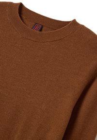 Brauner Rundhals-Wollpullover mit geripptem Kragen und schwarzem Etikett mit rotem Text im Halsbereich.
