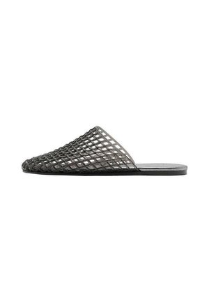 Infradito neri intrecciati con punta a punta e suola piatta. La parte superiore presenta una texture a griglia e un design aperto per favorire la traspirabilità.