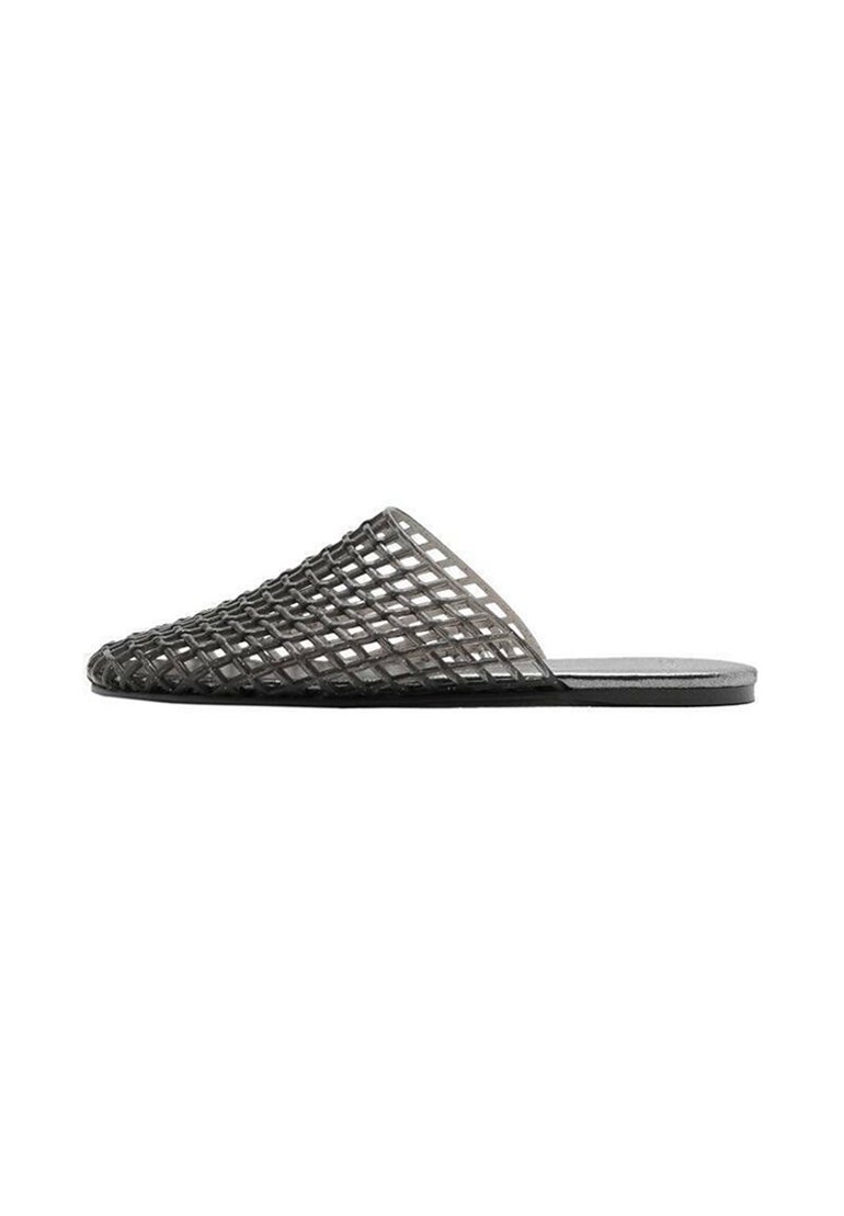 Infradito neri intrecciati con punta a punta e suola piatta. La parte superiore presenta una texture a griglia e un design aperto per favorire la traspirabilità.