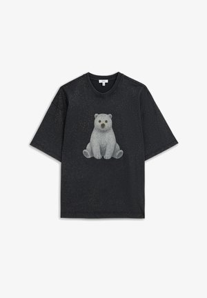 T-shirt noir à manches courtes avec un motif tacheté et un graphisme central représentant un ours gris assis.