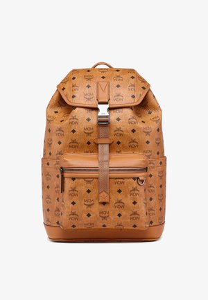 Sac à dos en cuir marron avec une fermeture à rabat, des accessoires en métal argenté, une poche zippée à l'avant et un motif de petits logos et diamants.