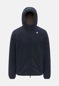Giacca imbottita blu navy con cappuccio, dotata di un colletto alto, zip frontale e due tasche laterali. Include un logo sulla parte superiore sinistra del petto.