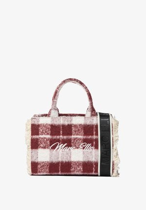 Rood-wit geruite tas met pluche stof, franjes, dubbele handvatten en een zwart logoband met de merknaam.