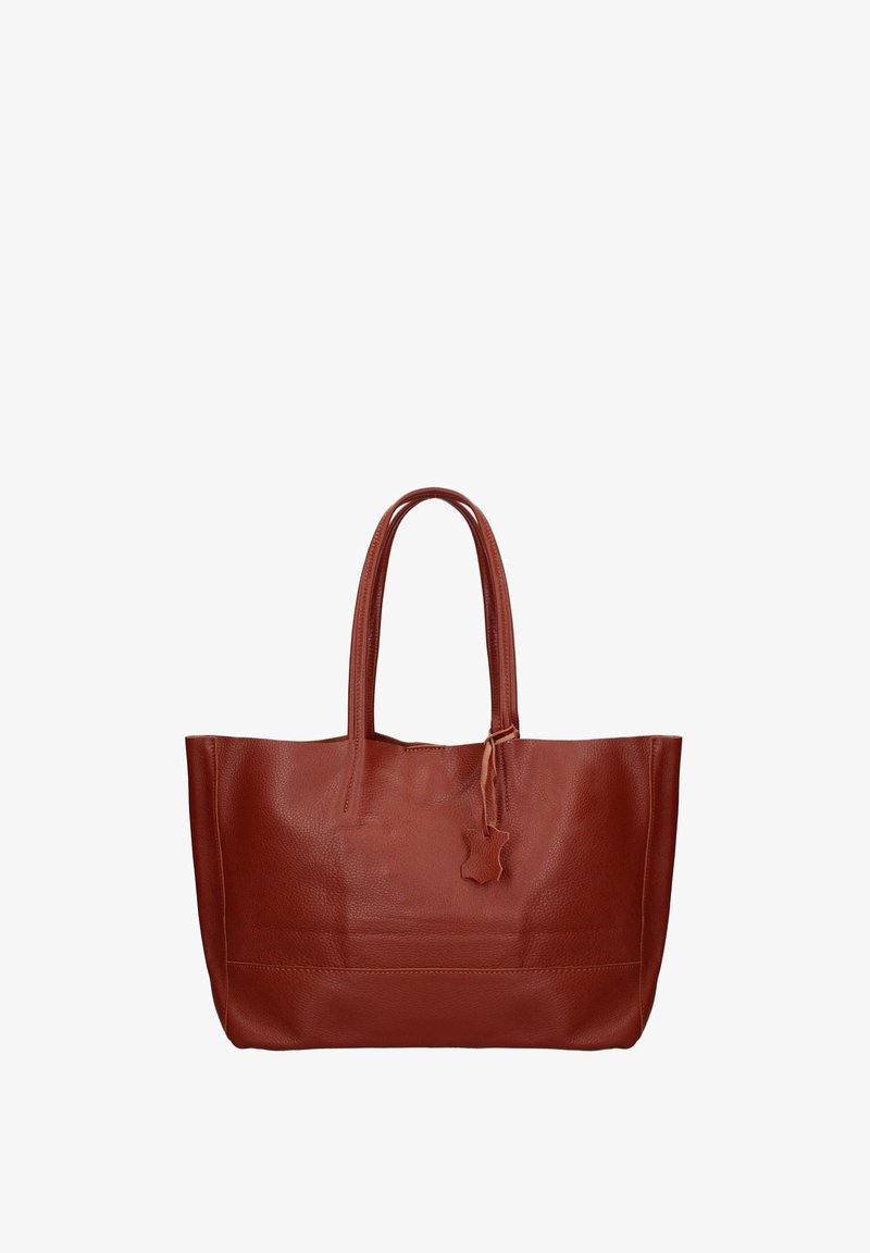 Grand sac cabas en cuir marron avec deux poignées et une petite étiquette en cuir attachée à une des poignées, présenté sur un fond blanc.