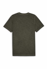 Camiseta de manga corta en verde oliva con un patrón texturizado y jaspeado, con cuello redondo y sin marcas ni acentos visibles.