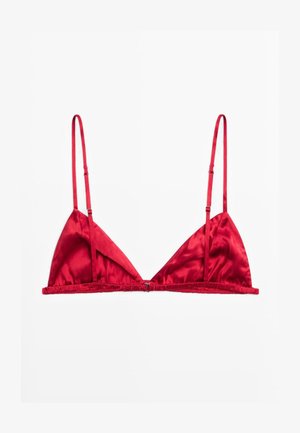 Soutien-gorge triangle en satin rouge avec fines bretelles réglables et fermeture à agrafe sur la bande centrale à l'avant.