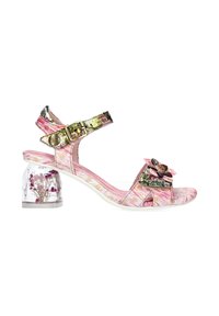 Sandale à motif floral rose avec talon bloc transparent contenant des fleurs séchées, bride à la cheville avec boucle dorée, et fleur décorative à l'avant.