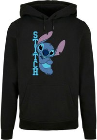Svart hettegenser med kengurulomme, med et blått Stitch-trykk og ordet "STITCH" i fet blå tekst ved siden av.