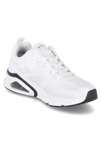 Zapatilla deportiva blanca con material de malla, acentos texturizados y una suela negra gruesa. Presenta una unidad de aire transparente y un diseño con cordones.