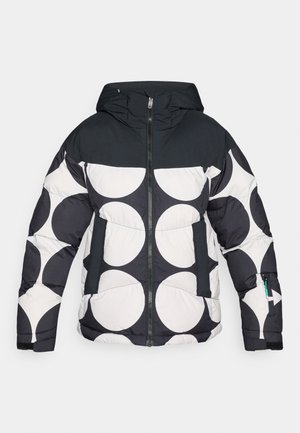 Pikowana kurtka z kapturem, zdobiona czarno-białym okrągłym wzorem, z zamkiem błyskawicznym z przodu oraz kieszeniami z kontrastowymi ciemnymi akcentami.