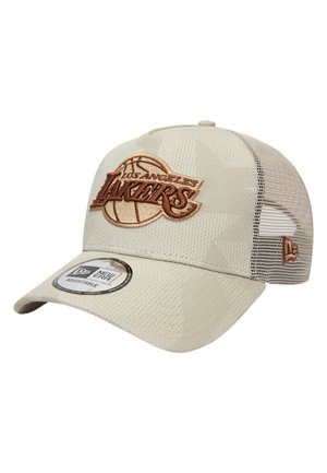 Beige Baseballkappe mit abgerundetem Schirm, die ein erhaben gedrucktes Los Angeles Lakers-Logo in Braun zeigt. Netzseitenteile verbessern die Atmungsaktivität. Verstellbarer Riemen.