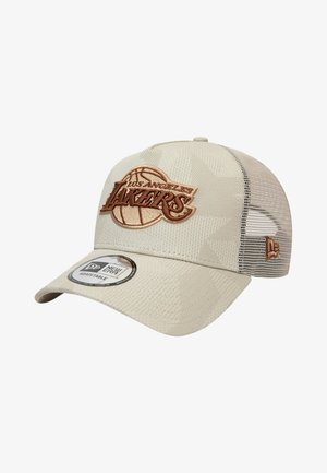 Beige Baseballkappe mit abgerundetem Schirm, die ein erhaben gedrucktes Los Angeles Lakers-Logo in Braun zeigt. Netzseitenteile verbessern die Atmungsaktivität. Verstellbarer Riemen.
