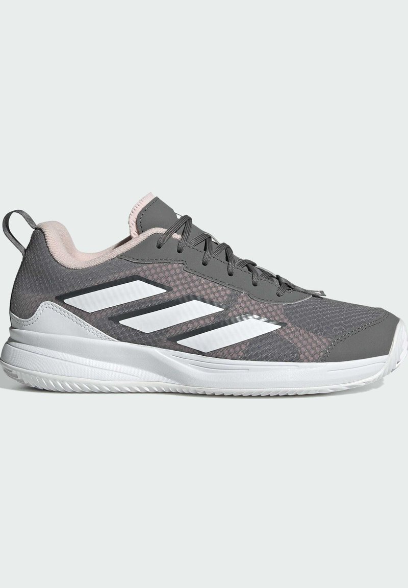 Grauer Sportschuh mit Mesh-Obermaterial, pinken Akzenten und weißen Streifen. Verfügt über einen gepolsterten Schaft und eine strukturierte Sohle für besseren Halt.