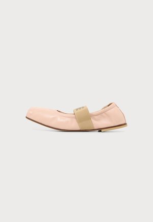Ballerine plate en cuir rose doux avec bout carré, bride élastique beige sur le dessus et semelle plate basse sur fond uni.