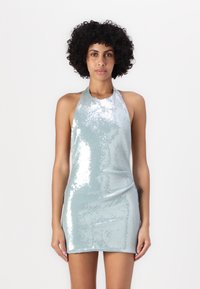 Μίνι φόρεμα με λαιμόκοψη halter από λαμπερά, ανακλαστικά παγιέτες σε ανοιχτό μπλε, διαθέτοντας εφαρμοστή σιλουέτα και λεία υφή.
