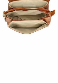 Borsa in pelle marrone con tre scomparti, dotata di chiusura con zip e foderata in tessuto neutro. La texture sottile e le curve morbide arricchiscono il design.