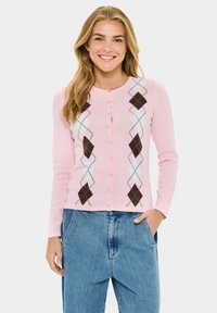 Rosa Strickjacke aus weichem Stoff mit einem Rautenmuster aus braunen, blauen und weißen Rauten, Rundhalsausschnitt und durchgehender Knopfleiste.