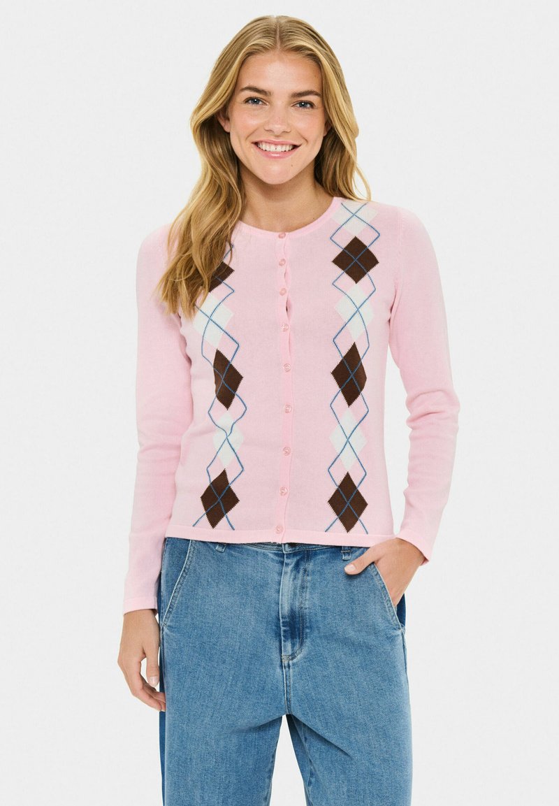 Rosa Strickjacke aus weichem Stoff mit einem Rautenmuster aus braunen, blauen und weißen Rauten, Rundhalsausschnitt und durchgehender Knopfleiste.
