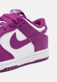Nike Sportswear DUNK LOW UNISEX - Sportbačiai - white/viotech