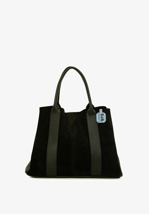 Geantă tote din suede negru cu mânere și accente din piele netedă. Are un design simplu, structurat, cu un etichetă atașată.