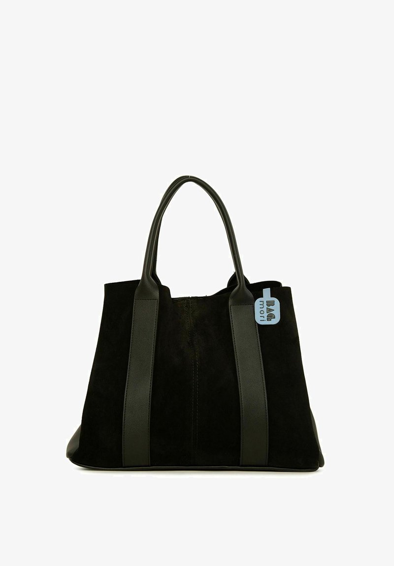 Sort ruskind tote taske med glatte læderhåndtag og detaljer. Har et enkelt, struktureret design med et mærke hæftet på.