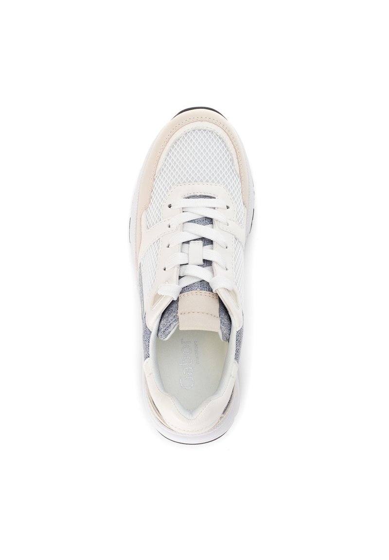 Weißes Mesh-Sneaker mit hellgrauen Akzenten und einer beigen Fersenstütze. Verfügt über ein Schnürdesign und eine gepolsterte Sohle für Unterstützung.