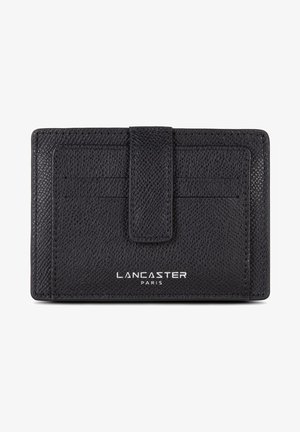 Czarny skórzany portfel na karty z teksturowaną powierzchnią, trzema przegródkami na karty, centralną komorą i zapięciem na zatrzask. Wytłoczone logo "LANCASTER PARIS".