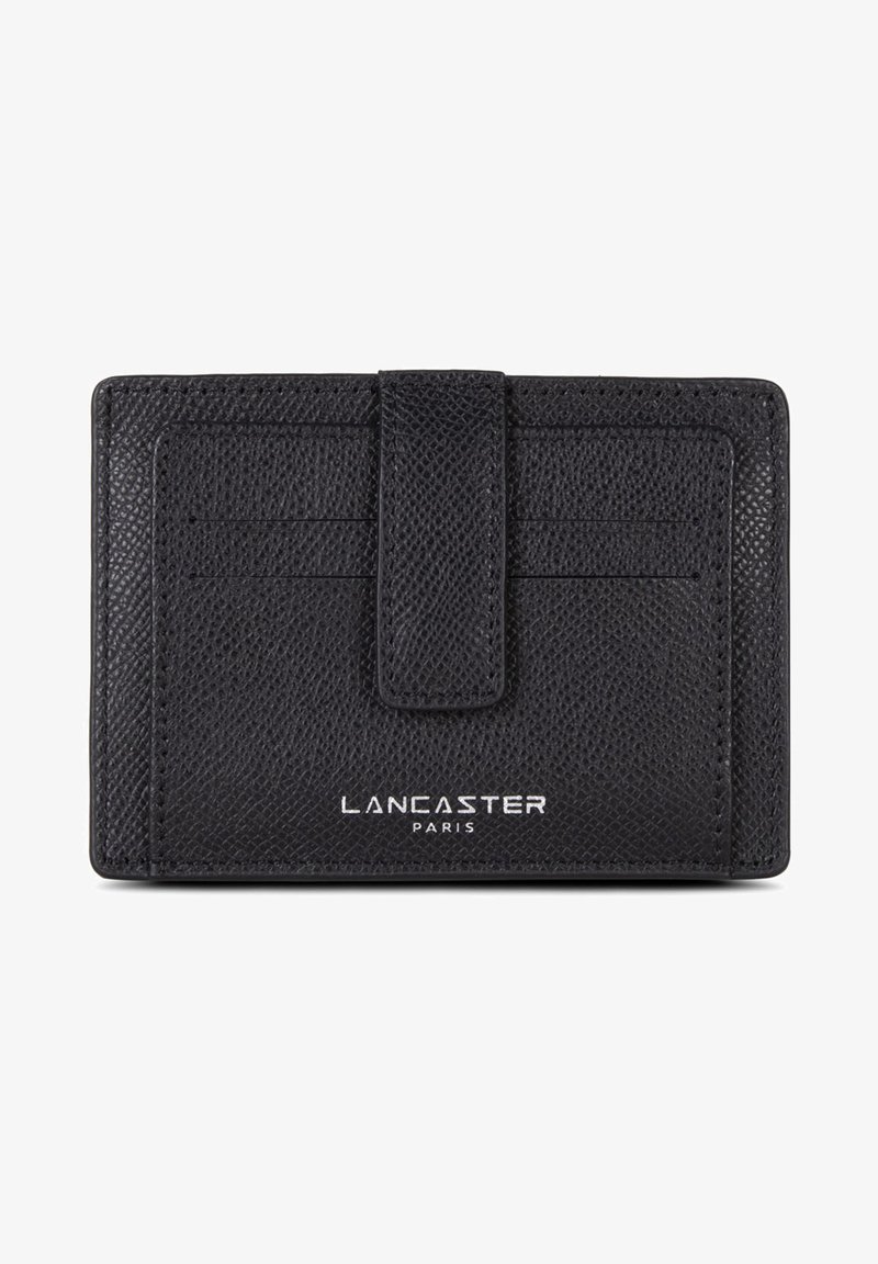 Carte de visite en cuir noir avec une surface texturée, trois emplacements pour cartes, un compartiment central et une fermeture à pression. Logo "LANCASTER PARIS" embossé.