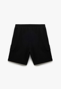 Pantalones cortos negros de material suave, con una cintura elástica, dos bolsillos laterales y un diseño simple sin estampados ni adornos.
