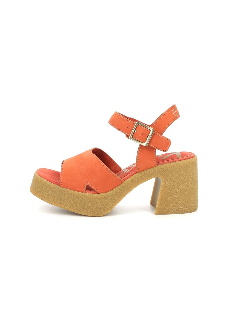 Sandali platform in suede arancione con punta aperta, cinturino alla caviglia e tacco spesso e testurizzato beige. Presentano un design a ritaglio e una fibbia in metallo.