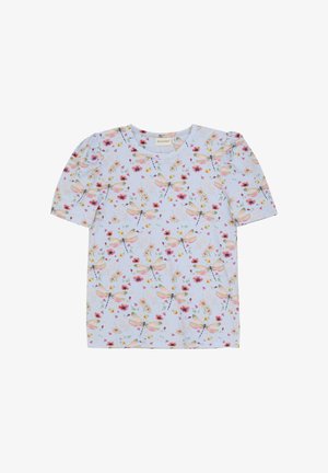 Korte mouwen, lichtblauwe blouse met een bloemen- en libellenprint, gemaakt van zachte stof en met een ronde halslijn.