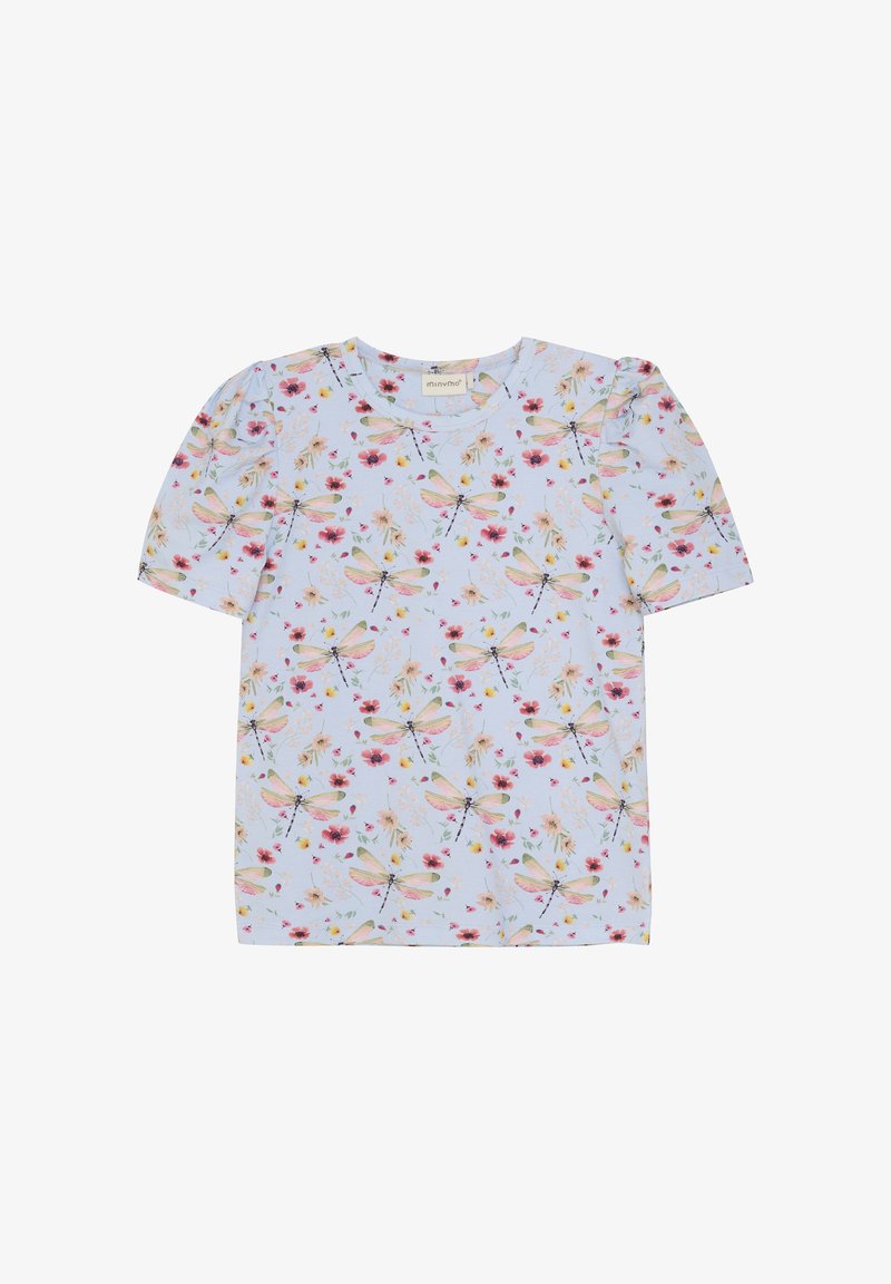 Korte mouwen, lichtblauwe blouse met een bloemen- en libellenprint, gemaakt van zachte stof en met een ronde halslijn.