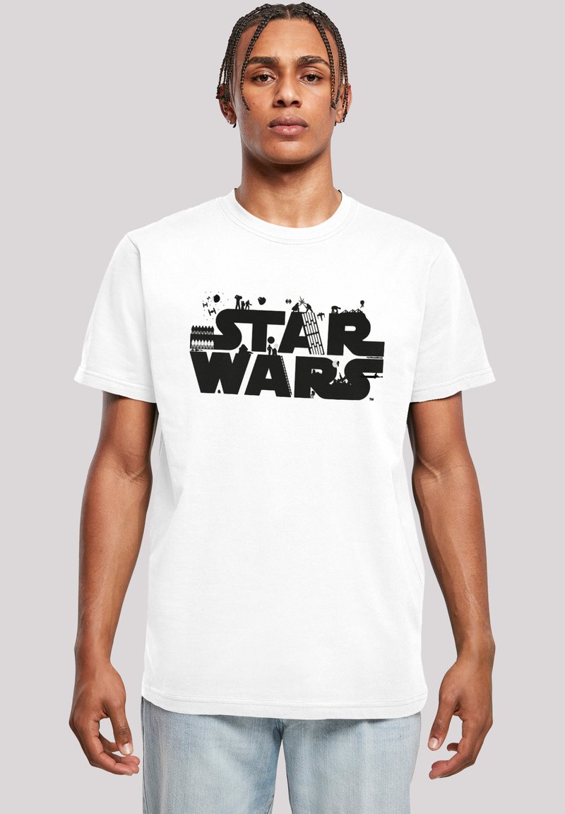 Hvit bomulls T-skjorte med et stort svart "STAR WARS" grafikk med intrikate detaljer og silhuetter. Korte ermer og rund hals.