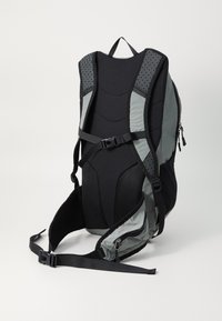 Svart og grå ryggsekk med polstrede mesh-stropper, justerbare spenner og en sidelomme med glidelås; stilrent design med en konturform.