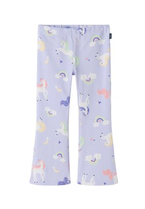 Kinder lavendelkleurige broek met eenhoorns, regenbogen, wolken, harten en vallende sterren in pasteltinten.