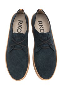 Tengerészkék velúr cipők perforált textúrával, fűzős kialakítással és barna gumi talppal. Az "RKO" márkajelzés és hurok díszítés található a saroknál.